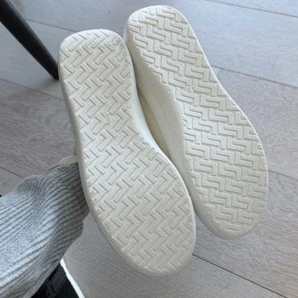 Vepose Women's Classic White Sneakers - Picture 3 of 8